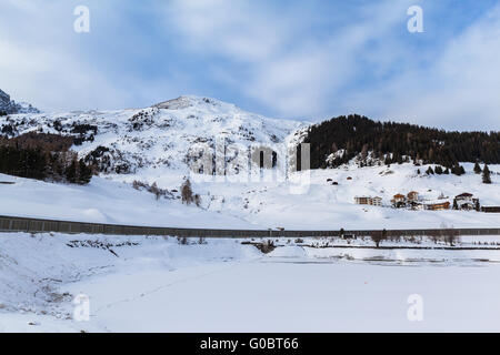 Vista panoramica del surgelato, Lago di Davos, il villaggio di Davos e le Alpi in inverno del Cantone dei Grigioni, Svizzera Foto Stock