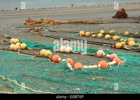 Le reti da pesca sparsi sul terreno Foto Stock