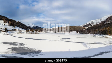 Vista panoramica del surgelato, Lago di Davos, il villaggio di Davos e le Alpi in inverno del Cantone dei Grigioni, Svizzera Foto Stock