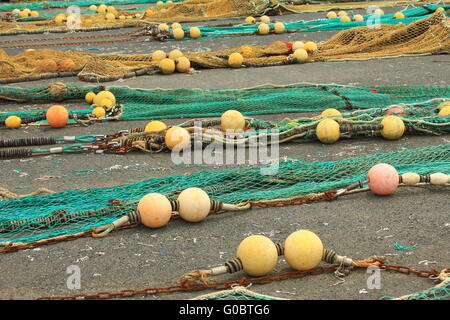 Le reti da pesca sparsi sul terreno Foto Stock
