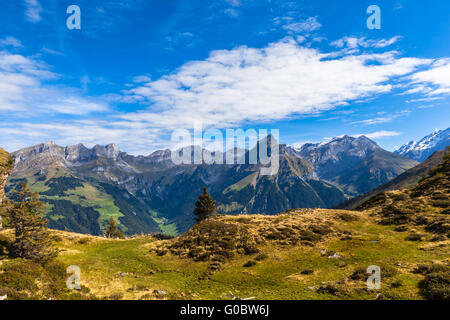 Panorama delle alpi svizzere nella Svizzera centrale con picco Hahnen e la valle di Engelberg, Caonton di Nidvaldo, Svizzera Foto Stock