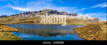 Splendida vista Tannensee con bella riflessione della gamma della montagna di Tannalp nella Svizzera centrale, nel Cantone di Obvaldo Foto Stock