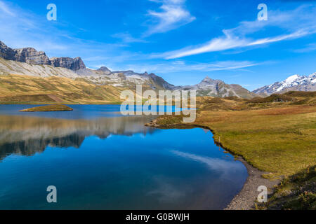 Splendida vista Tannensee con bella riflessione della gamma della montagna di Tannalp nella Svizzera centrale, nel Cantone di Obvaldo Foto Stock