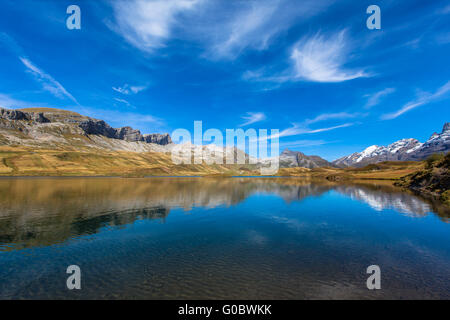 Splendida vista Tannensee con bella riflessione delle Alpi nella Svizzera centrale, nel Cantone di Obvaldo. Foto Stock