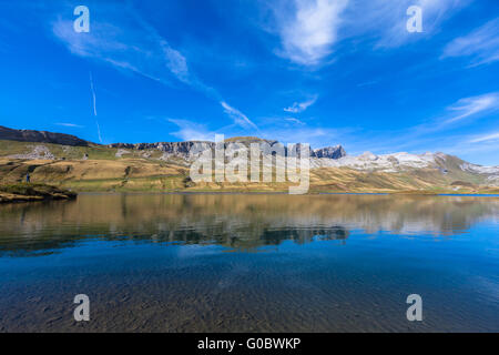 Splendida vista Tannensee con bella riflessione delle Alpi nella Svizzera centrale, nel Cantone di Obvaldo. Foto Stock