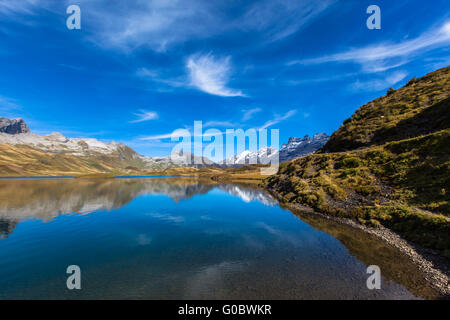 Splendida vista Tannensee con bella riflessione delle Alpi in direzione del Titlis, nella Svizzera centrale, nel cantone di O Foto Stock