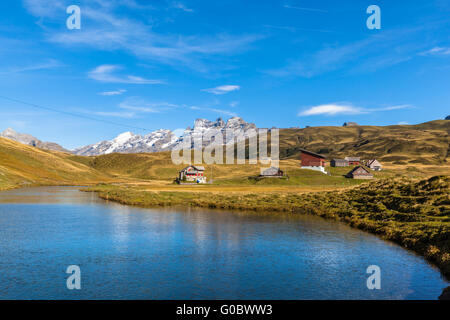 Splendida vista lago Melchsee e la gamma della montagna di Titlis, Wendenstock nella Svizzera centrale, nel Cantone di Obvaldo. Foto Stock