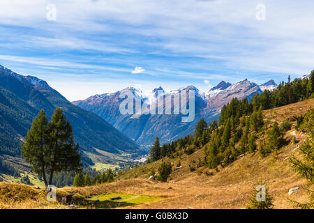 Vista panoramica della valle Loetschental e la catena montuosa delle Alpi nel cantone del Vallese dal sentiero vicino al villag Foto Stock