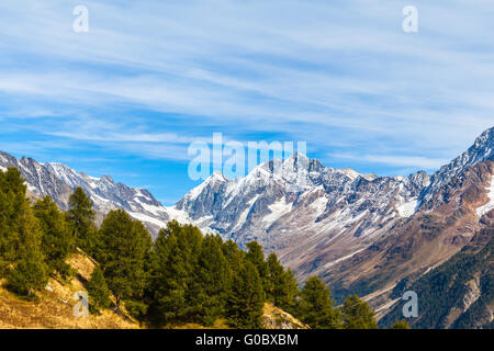 Splendida vista del picco Breithorn sopra la valle Loetschental e Lang glacir (Langgletscher) nel canton Vallese al così Foto Stock