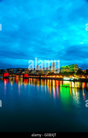 Downtown Portland cityscape durante la notte Foto Stock