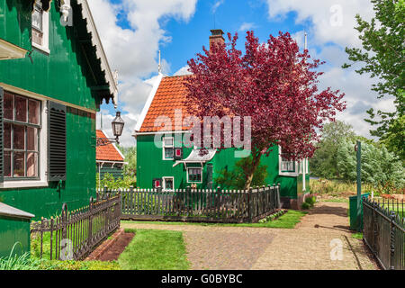 Green case di legno con tetti rossi nel piccolo villaggio di Zaanse Schans, Paesi Bassi. Foto Stock