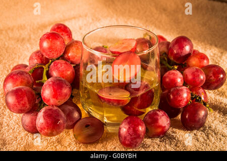 Uva e succo in un bicchiere Foto Stock