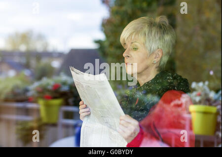 Senior con quotidiano Foto Stock