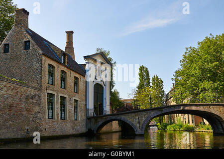 Ponte e ingresso di Begijnhof, Bruges, Belgio Foto Stock