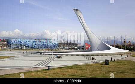 Vaso della fiamma olimpica e Iceberg Pattinaggio Palace Foto Stock