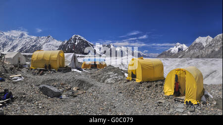 Scenic panorama di tende sul ghiacciaio Engilchek nella pittoresca Piazza Tian Shan mountain range in Kirghizistan Foto Stock
