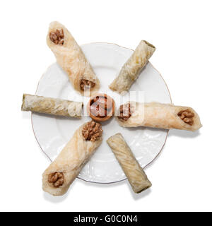 Piastra con bagno turco baklava isolate su sfondo bianco Foto Stock