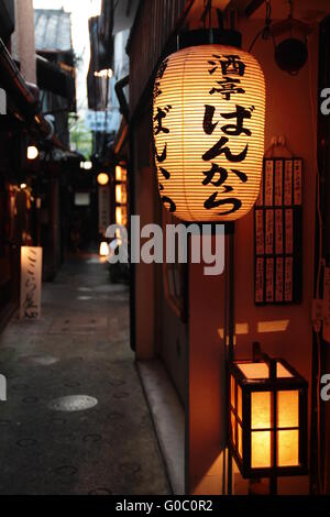 Un affascinante e tipica stradina nel Pontocho area del centro cittadino di Kyoto, Giappone al crepuscolo Foto Stock