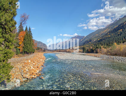 Paesaggio autunnale fiume di montagna russa nel Caucaso del Nord Foto Stock