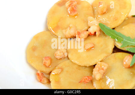 Ravioli di casa i filetti riempito di dorado con salsa di gamberetti Foto Stock