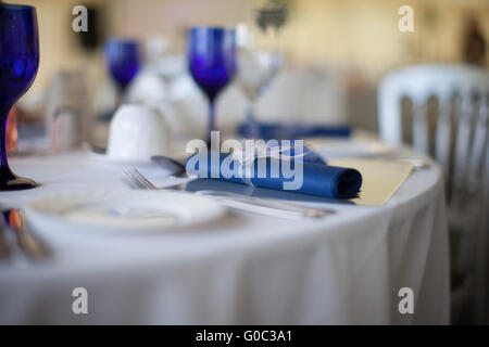 Tovagliolo blu dettagli su una tabella di nozze Foto Stock