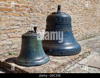 Tradizionale e le campane della chiesa in Narva cittadella , es Foto Stock