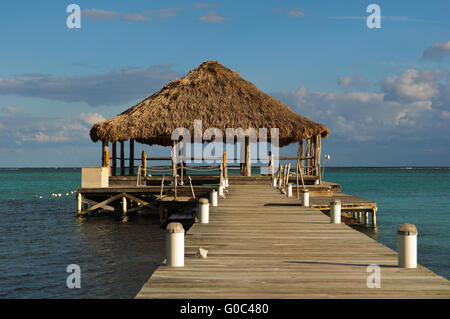 Beach Deck con Palapa galleggiante in acqua Foto Stock