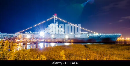 Il Yorktown Museum a Patriot del punto nel porto di Charleston, Carolina del Sud durante la notte Foto Stock