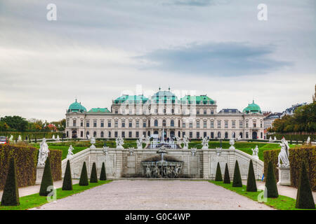 Il palazzo del Belvedere di Vienna in Austria su una torbida da Foto Stock