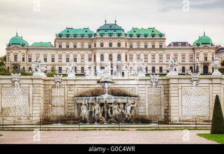 Il palazzo del Belvedere di Vienna in Austria su una torbida da Foto Stock