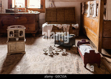 Interno della vecchia camera per bambini Foto Stock