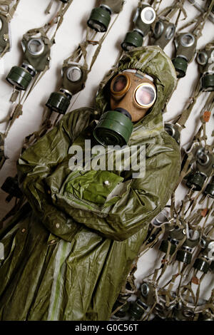 Foto di un uomo in WWII gli abiti e la maschera a gas Foto Stock