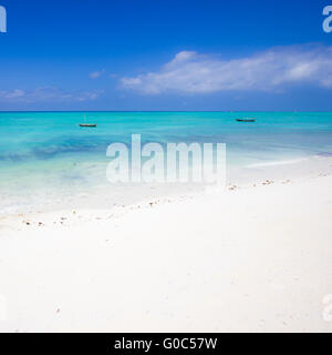 Due dhow tradizionale a riposo in un paradiso tropicale, a Nungwi, Zanzibar Foto Stock