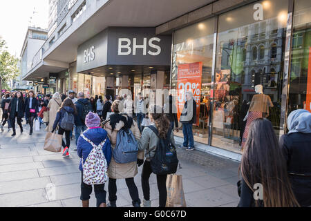 Shoppers passano davanti al primo flagship BHS store a Londra, in Oxford Street. Foto Stock