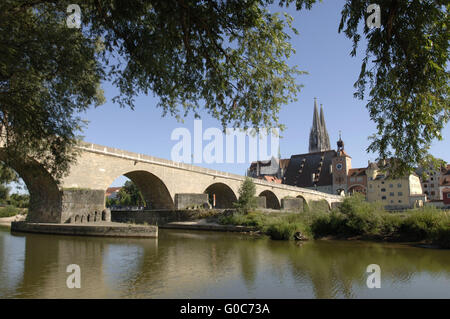 Città medievale di Ratisbona con il vecchio ponte in pietra Foto Stock