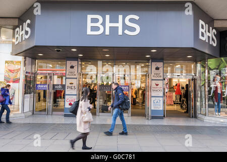 Shoppers passano davanti al primo flagship BHS store a Londra, in Oxford Street. Foto Stock
