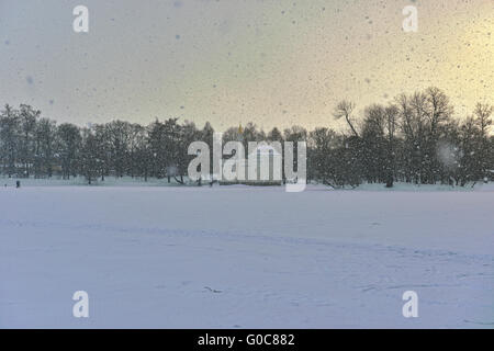 Paesaggio invernale con bagno turco pavilion e il lago Foto Stock