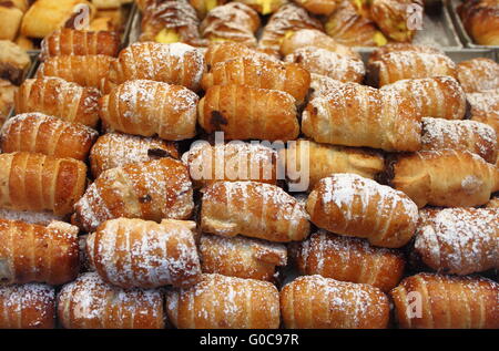 Il vassoio di cannoli con crema per la vendita in un negozio di pasticceria Foto Stock