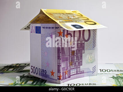 Casa fatta di banconote in euro, immagine simbolica Foto Stock