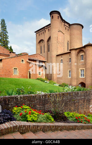 Castello fatto di mattoni rossi (Palais de la Berbie) e il giardino di Albi nella Francia meridionale, Midi Pyrénées regione, Dipartimento del Tarn Foto Stock