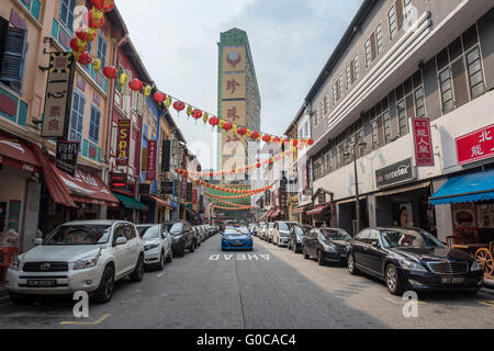 Una vista lungo Temple Street verso il Parco della Gente Complexin Chinatown, Singapore Foto Stock