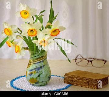 Fioritura narcisi in un vaso su un tavolo. Foto Stock