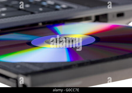 Computer portatile con aprire il vassoio del DVD isolato su un bianco
