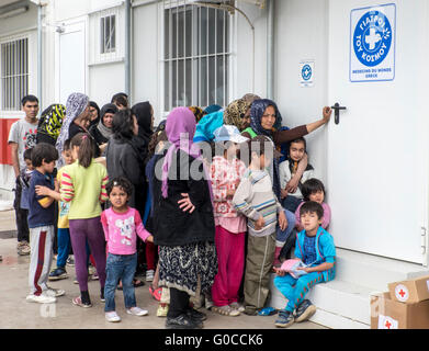 I rifugiati alla moria Refugee Camp sull isola di Lesbo e di attendere in linea per cure mediche da una ONG locale Foto Stock