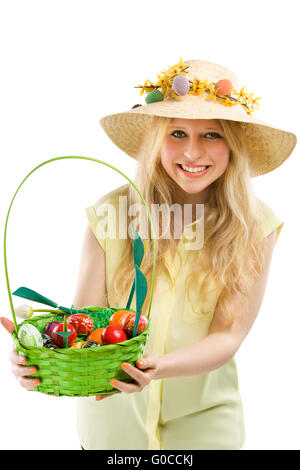 Ragazza con cesto di uova colorate per la pasqua Foto Stock