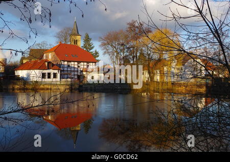 Edificio sono riflesse in acqua liscia Foto Stock