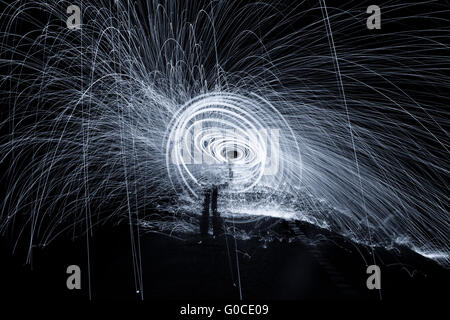 Docce di acqua calda incandescente di scintille di filatura della lana di acciaio Foto Stock