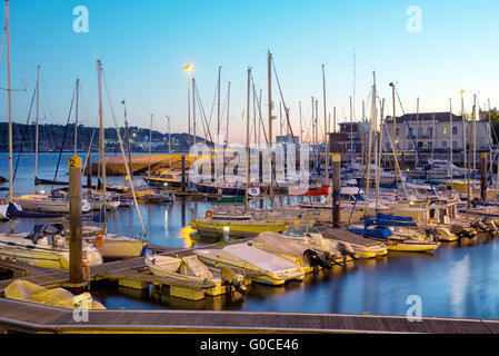 Parcheggio di barche e yacht in Lisbona, Portogallo Foto Stock