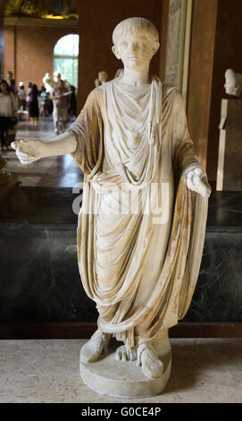 Nero (37 Annuncio-68 AD). Imperatore romano da 54-68. Statua del neonato Nero in toga, con bulla, tenendo una rotellina di scorrimento. Ca. 50 D.C. Il marmo. Foto Stock