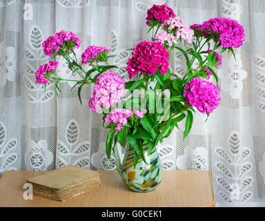 Un mazzo di fiori garofani sul tavolo in un Foto Stock
